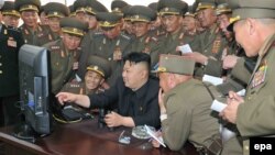 رهبر کره شمالی در میان گروهی از سربازان آن کشور