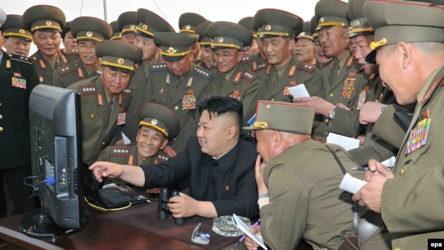 Түндүк Кореянын лидери Ким Чен Ын аскерлердин курчоосунда. 