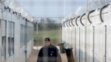 Un ofițer ungur de poliție patrulează la Tompa, la granița Ungariei cu Serbia