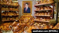 Портрет президента Туркменистана Гурбангулы Бердымухамедова среди хлебобулочных изделий на выставке в Ашхабаде (архивное фото) 