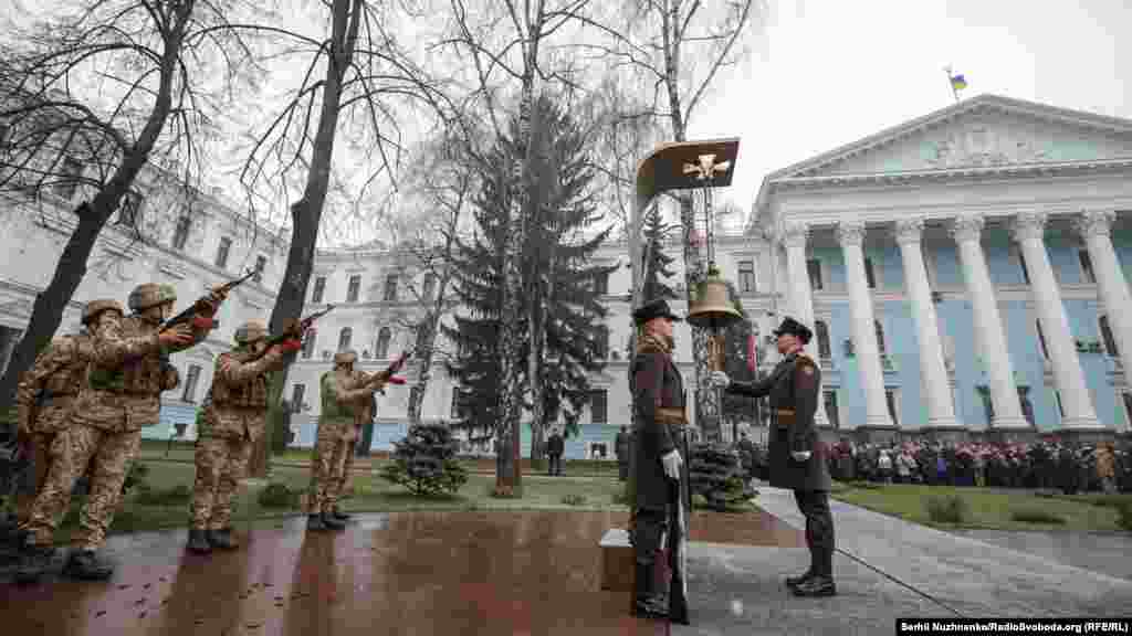 Пам&rsquo;ять кожного захисника вшанували ударом у дзвін і залпом Почесної варти 