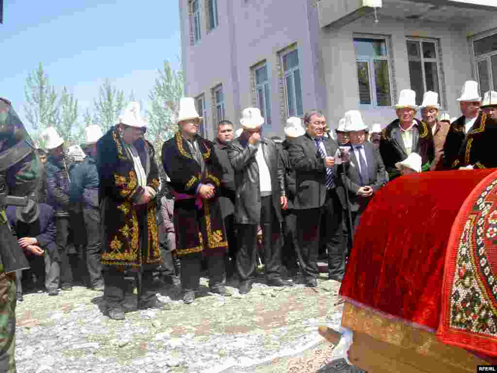 ЖК төрагасы А. Тагаев коштошуу сөзүндө маркум депутатты аткандарды "канкорлор" деп атады - Kyrgyzstan -- Funeral the deputy of parliament Sanjar Kadyraliev, Village Kyzyl-Senir Uzgen district,16april2009