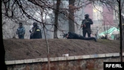 Спецпризначенці з автоматами Калашникова і снайперською гвинтівкою ведуть вогонь по учасниках протесту. Київ, 20 лютого 2014 року