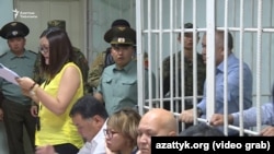 Суд над ведущими оппозиционными политиками Кыргызстана Омурбеком Текебаевым и Дуйшенкулом Чотоновым. Бишкек, 5 июня 2017 года. 