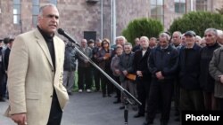 Armenia - Zharangutyun party leader Raffi Hovannisian addresses voters in Nor Hachn, 12Apr2012.