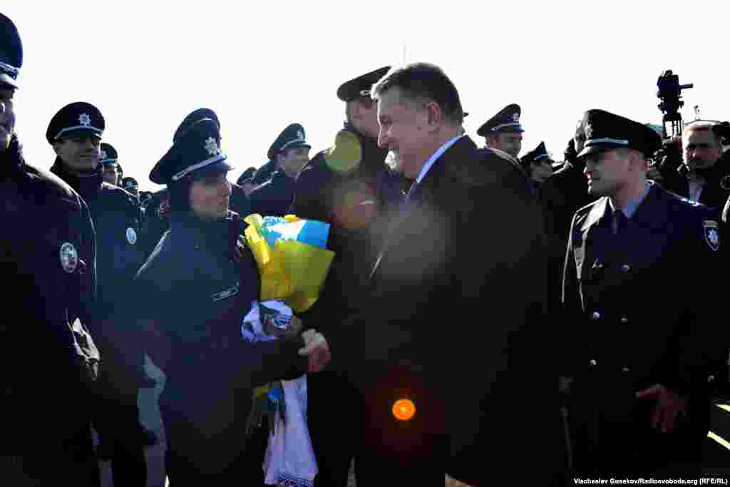 Тетяні Нервіт, яка влітку 2014 року з немовлям поїхала з Дебальцева, де велися бойові дії, керівництво Національної поліції подарувало вишиванку