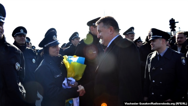 Арсен Аваков вітє співробітників нової патрульної поліції. Херсон, 8 лютого 2016 року