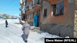 Жители у одного из домов в Темиртау. Иллюстративное фото