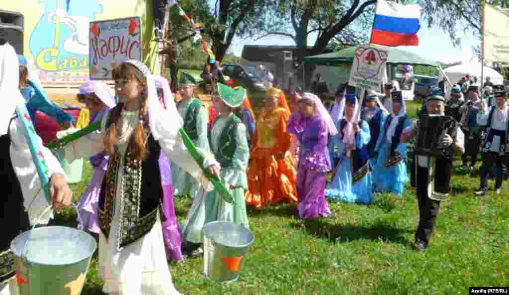 Тевриз районы Таулы авылындагы Татар төркемнәре парады