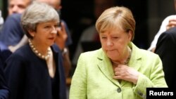 Theresa May (solda) və Angela Merkel 