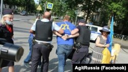 Задержание питерского активиста Владимира Щипицына в Гатчине, Россия