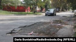 O șosea deteriorată în Ucraina