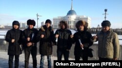 Активисты движения "Антигептил" стоят на фоне здания Акорды - резиденции президента. Астана, 26 декабря 2013 года.