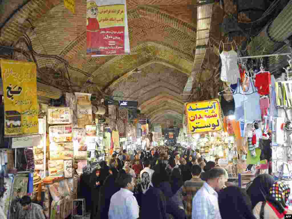 IRAN, Tehran : Iranians shop at Tehran's Bazaar on October 8, 2008. Iran's inflation topped 29 percent in the calendar month of Shahrivar that ended September 21, continuing an upward trend of the past few months, a central bank report said