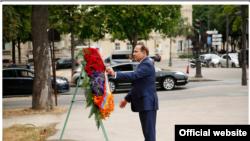 Հովիկ Աբրահամյանը ծաղկեպսակ է դնում Կոմիտասի արձանին՝ ի հիշատակ Հայոց ցեղասպանության զոհերի
