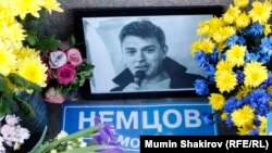 «Народний меморіал» на місці вбивства Бориса Нємцова, який час від часу ліквідовує російська влада