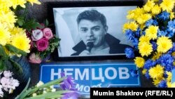 Борис Немцов атып үтерелгән җирдә халык куйган истәлек билгесе