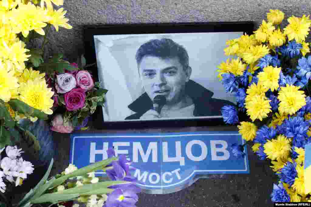 РУСИЈА - ОБСЕ денеска побара од руските власти да ја отворат повторно истрагата за убиството на Борис Немцов, поранешен руски опозициски политичар кој беше убиен пред речиси пет години во близина на Кремљ. Организацијата наведува дека недостатоците во првата истрага оставаат многу неодговорени прашања.