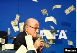 На пресс-конференции в Цюрихе в лицо Зеппу Блаттеру бросили пачку фальшивых банкнот