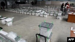 Prebrojavanje glasova i glasačke kutije nakon jednih kosovskih izbora