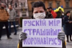Протестувальниця під час акції «Ні мінській зраді». Львів, 14 березня 2020 року