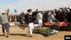 Родичі загиблих у провінції Кундуз прощаються з загиблими, Афганістан, 4 листопада 2016 року