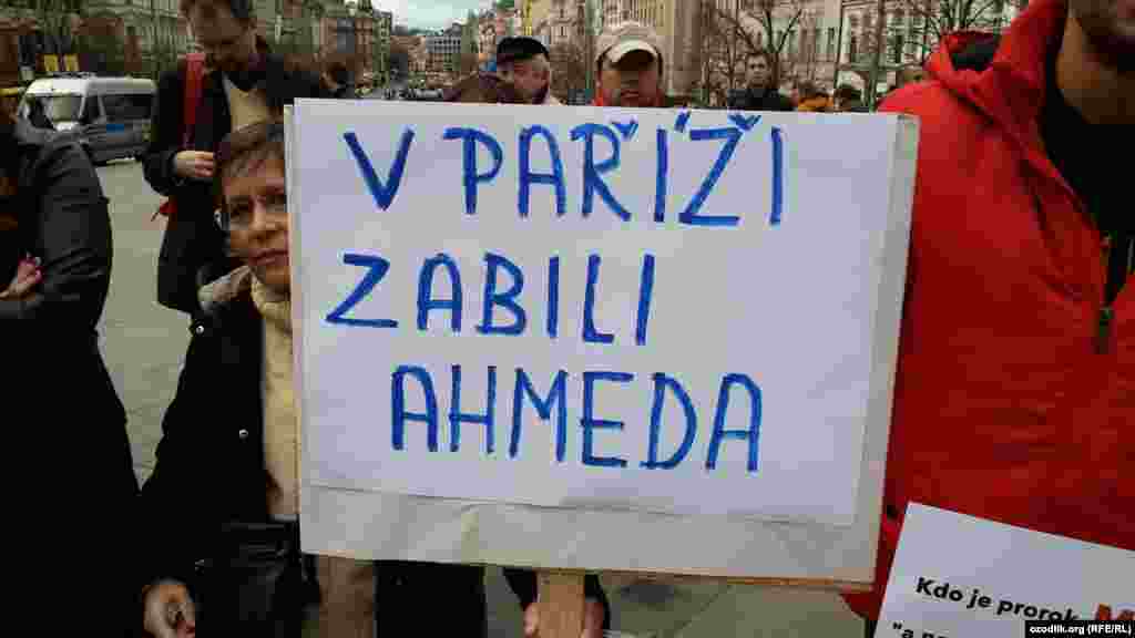 Мына плакатта «Парижде Ахмад қаза тапты» деп жазылған. Редакцияға қарулы шабуыл кезінде қаза тапқандардың арасында 42 жастағы полиция қызметкері Ахмад Мерабе де бар.