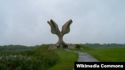 Jasenovac spomenik (Cvet od kamena), Memorijalni park Jasenovac, Bogdan Bogdanović, (1922 - 2010)