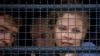 Задержанная Настя Рыбка при перевозке в тюрьму. Таиланд, 28 февраля 