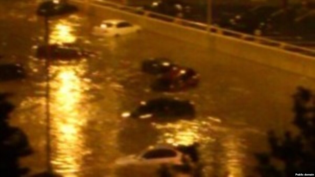 В некоторых местах поток воды оказался настолько сильным, что машины сносило с дороги