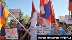 სომხეთში სტუდენტები აპროტესტებენ რამილ საფაროვის განთავისუფლებას ციხიდან.