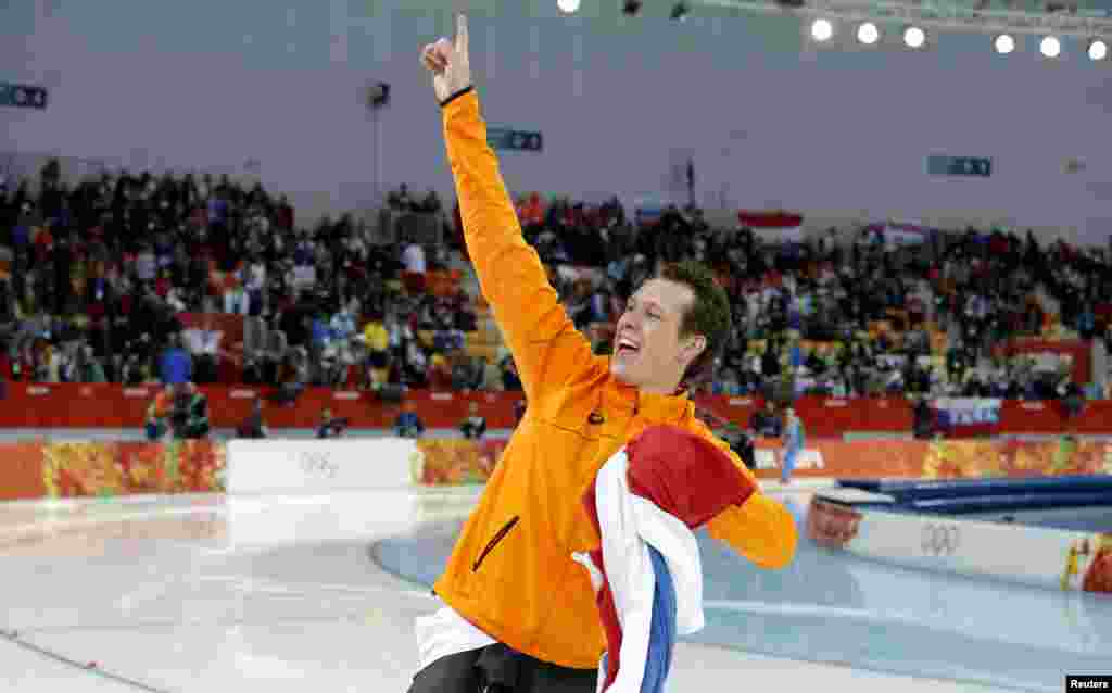 Netherland&#39;s Stefan Groothuis elebrates winning the men&#39;s 1,000-meter speed-skating race.