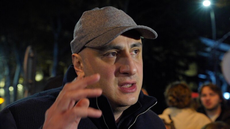 მელია ამბობს, რომ კალაძემ ნაძვის ხესთან ხალხის მიყვანა გამგეობებს დაავალა, მერიაში – უარყოფენ