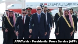 ترکی ولسمشر اردغان (له ښي لوري دویم) د فبرورۍ پر درېیمه د ریاض هوايي ډګر ته رسېدو وروسته له سعودي مشرانو سره ملاقات لپاره روان دی.