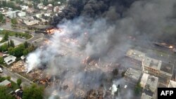 برخی از خانه‌ها و ساختمان‌های اطراف انفجار فرو ریخته‌اند و آتش مهیبی بخشی از شهر را در بر گرفت