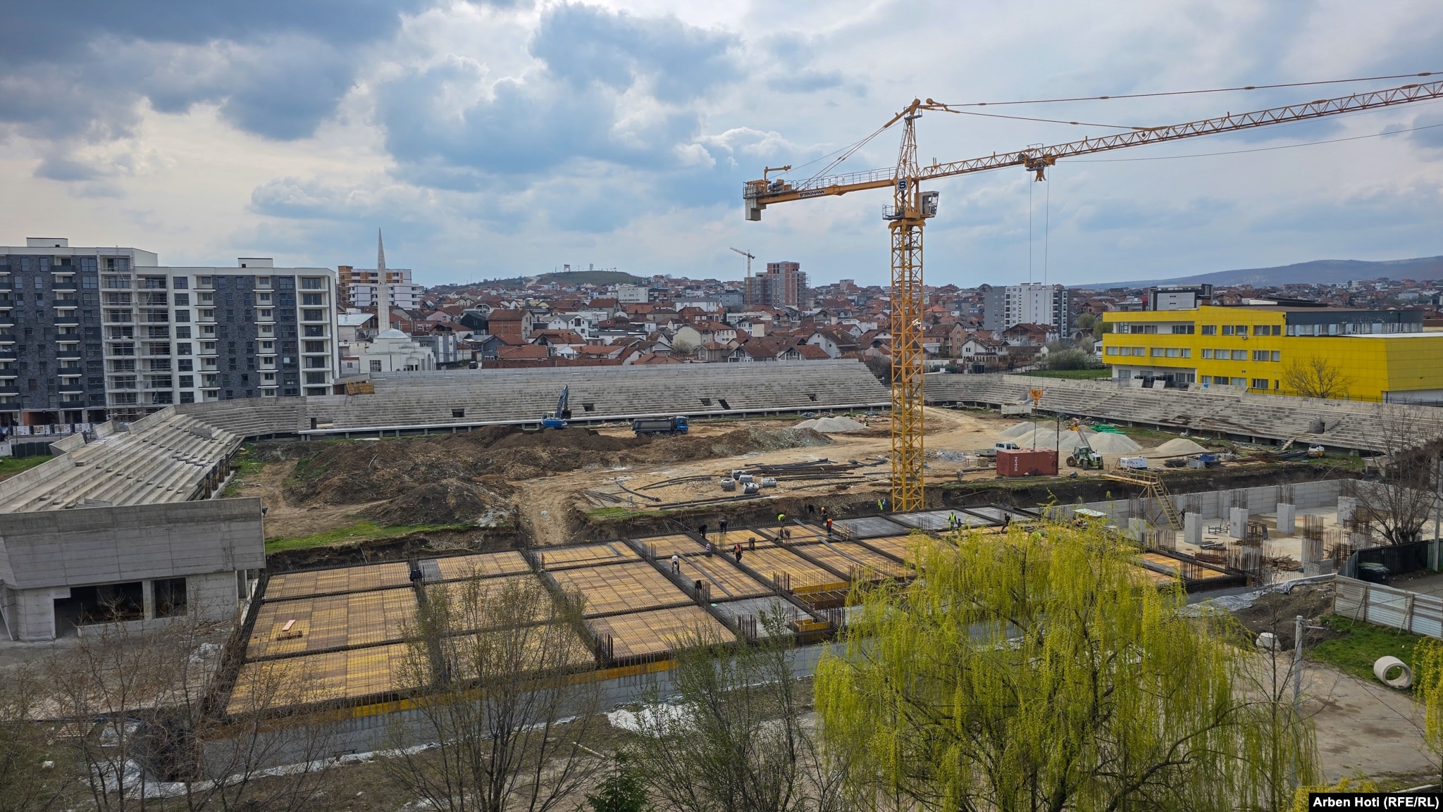 Punimet brenda "Stadiumit të Qytetit" në Gjilan në prill. Ky stadium ishte hapur më 1967. Ai u rinovua dy herë, por kurrë s'i arriti standardet e nevojshme. Tani synon të jetë stadium i kategorisë së katërt të UEFA-s.