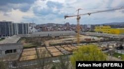 Punimet brenda "Stadiumit të Qytetit" në Gjilan në prill. Ky stadium ishte hapur më 1967. Ai u rinovua dy herë, por kurrë s'i arriti standardet e nevojshme. Tani synon të jetë stadium i kategorisë së katërt të UEFA-s.
