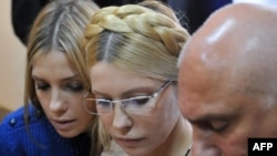 Yulia Tymoshenko (center) with her daughter and husband in a district court in Kyiv last year