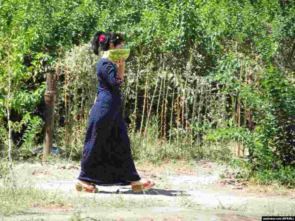 Garpyz alyp barýan gyz