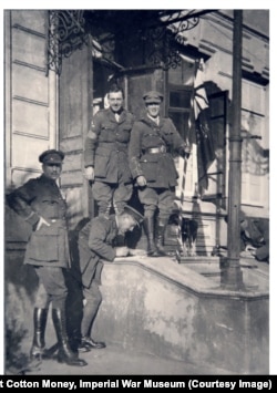 ბრიტანელი ოფიცრები ბათუმში, 1919 წელი, რობერტ კოტონ მანი, საიმპერატორო ომის მუზეუმი