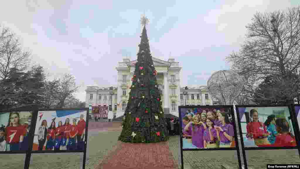 Новогодняя елка у здания театра в Севастополе