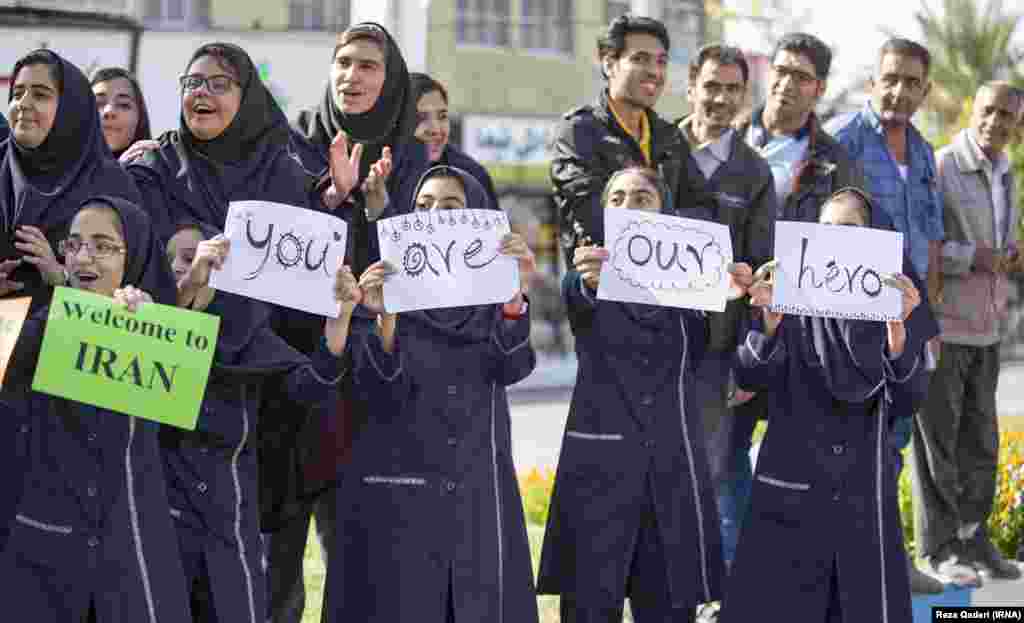 دختران دانش&zwnj;آموز: به ایران خوش آمدید/ شما قهرمان ما هستید.