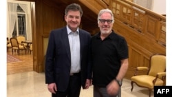 Miroslav Lajčák (stânga) cu Jeffrey Epstein într-o fotografie nedatată, publicată în decembrie 2025 de congresmeni democrați americani. 