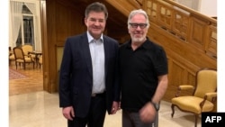 Slovacul Lajčak (stânga) cu Epstein într-o fotografie nedatată.