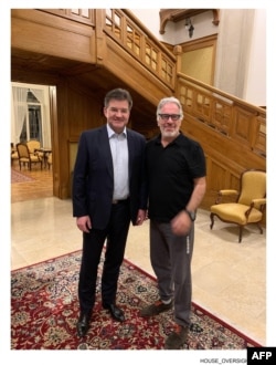 Фото колишнього президента Генасамблеї ООН Мірослава Лайчака (ліворуч) з Джеффрі Епштейном. Місце і час не вказані. Світлина оприлюднена демократами в Комітеті нагляду Палати представників Конгресу США в грудні 2025 року