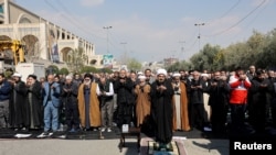 Oamenii participă la rugăciunea de vineri în Teheran, pe 6 martie.