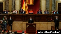 კატალონიის მთავრობის მეთაურმა, კარლეს პუჩდემონმა ხელი მოაწერა დეკლარაციას დამოუკიდებლობის შესახებ.