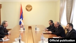 Nagorno-Karabakh - U.S. negotiator James Warlick (L) meets Karabakh President Bako Sahakian in Stepanakert, 13Sep2013.