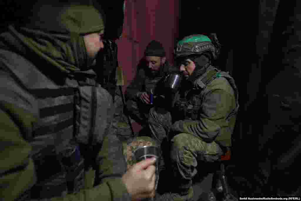 Поблизу Торецька, 28 січня 2025 року (зараз ця ділянка окупована російськими військами). Мінометники 49-го ОШБ «Карпатська Січ» на Торецькому напрямку у хвилини відпочинку.У цей час військові мають змогу випити кави, запарити окропом «Мівіну», почитати новини, написати або відповісти на повідомлення близьким. Армія РФ цілодобово штурмує українські позиції. ЗСУ неймовірними зусиллями вдається стримувати натиск