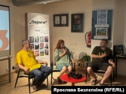 Тереза Хланьова, Олекса Лівінський, Богдан Райчинець (зліва направо) на зустрічі, присвяченій 33-й річниці часопису «Пороги»